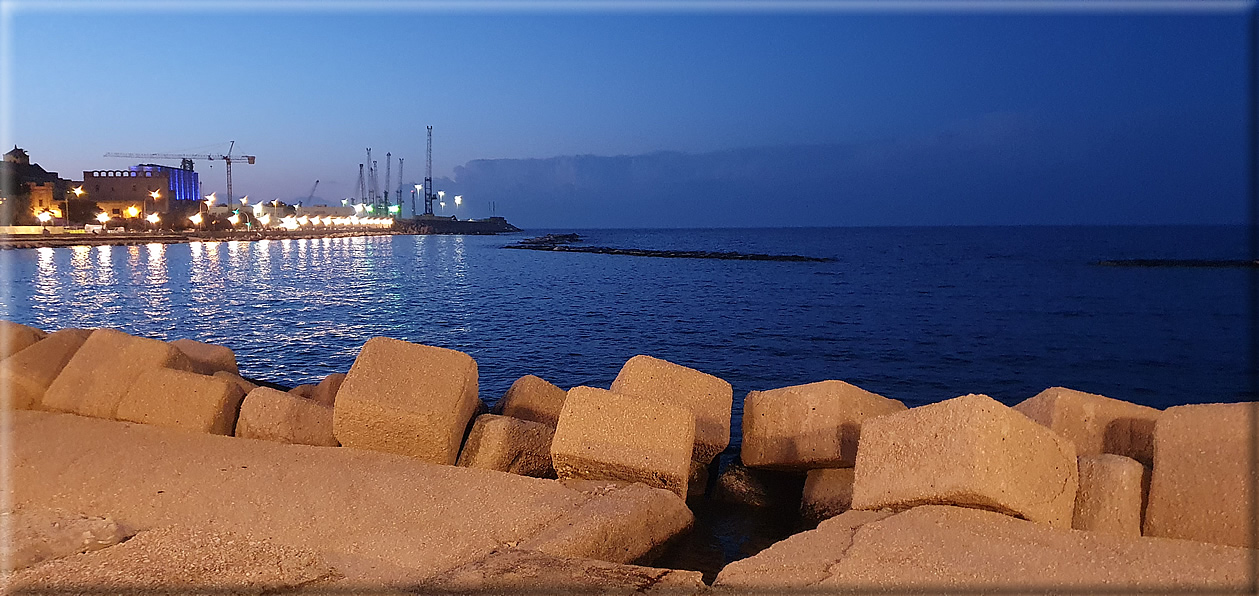 foto Bari di notte